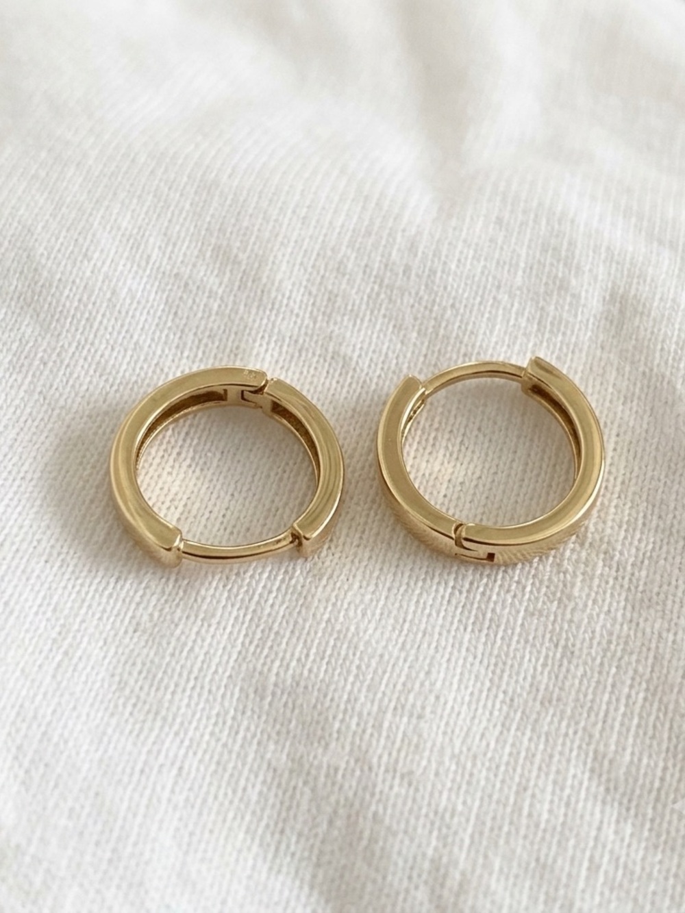 14k-gold-plated women’s 12mm hoop Huggie earrings hypoallergenic - Picture 4 of 4